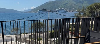 Seafront apartment in pleasant Donja Lastva