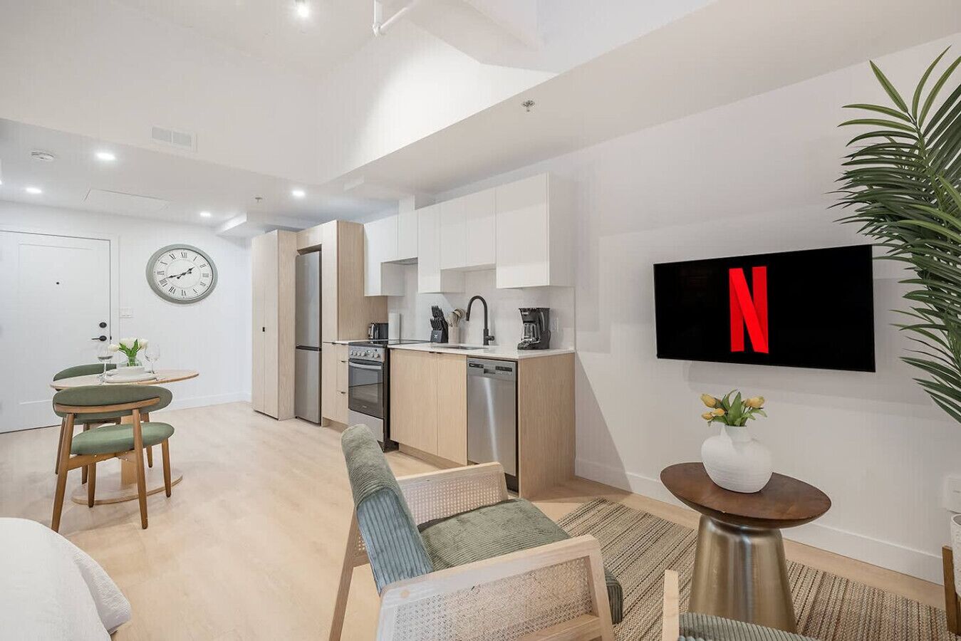 Un appartement moderne comprenant une cuisine, un coin repas et un salon.