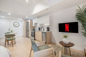 Eine moderne Wohnung mit Küche, Essbereich und Wohnzimmer.