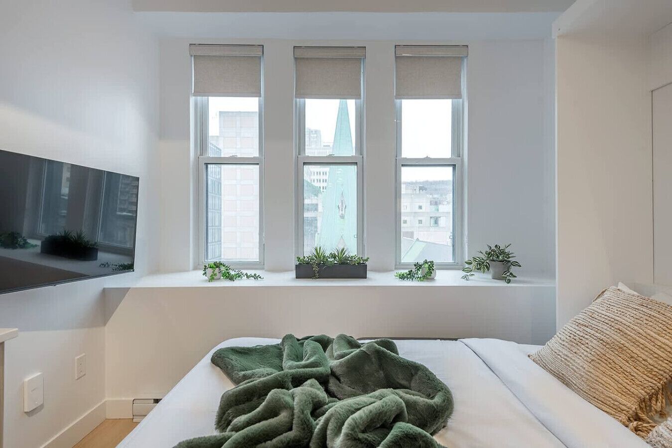 Desk, iron/ironing board, WiFi, bed sheets