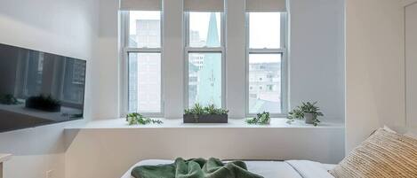 Desk, iron/ironing board, WiFi, bed sheets