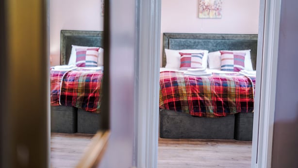Ein Schlafzimmer mit einem Bett, Kissen und einer Kopfteil.