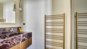 Douche, sèche-cheveux, serviettes fournies, savon