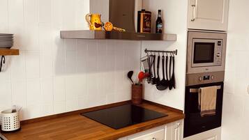 Frigorífico, microondas, horno y placa de cocina