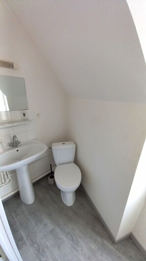 Bathroom - Vrbo Property (La Souterraine)