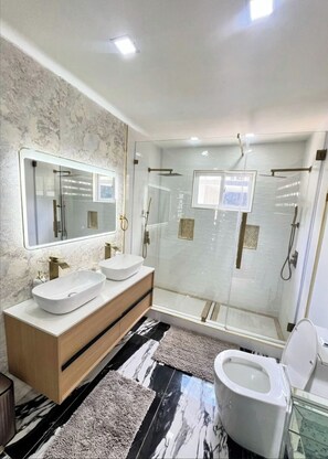 Bathroom - Awesome 4-bedroom house with AC in charming Harbour View (Harbour View)