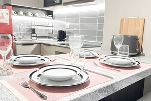 Een moderne keuken met een eethoek voor vier personen.