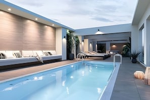 Apartamento | Piscina | Una piscina al aire libre de temporada