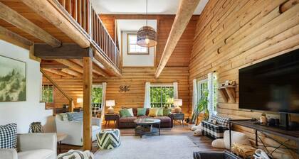 Brownstone Lodge – Private 55-Acre Retreat with Hot Tub & Fire Pit