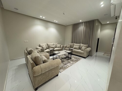 Spacious 4-bedroom apartment in fantastic Madinah with AC