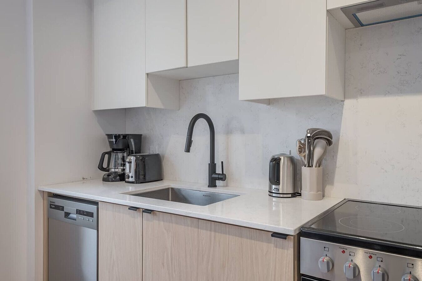 Coffee/tea maker, fridge, oven, stovetop
