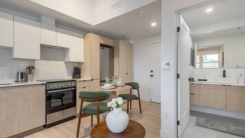 Coffee/tea maker, fridge, oven, stovetop