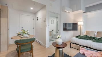 Desk, iron/ironing board, WiFi, bed sheets