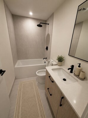 Secadora de cabello, toallas, jabón, papel de baño 