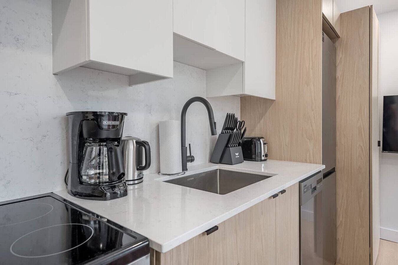 Coffee/tea maker, fridge, oven, stovetop