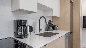 Coffee/tea maker, fridge, oven, stovetop