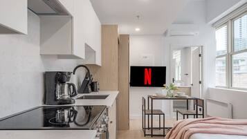Coffee/tea maker, fridge, oven, stovetop