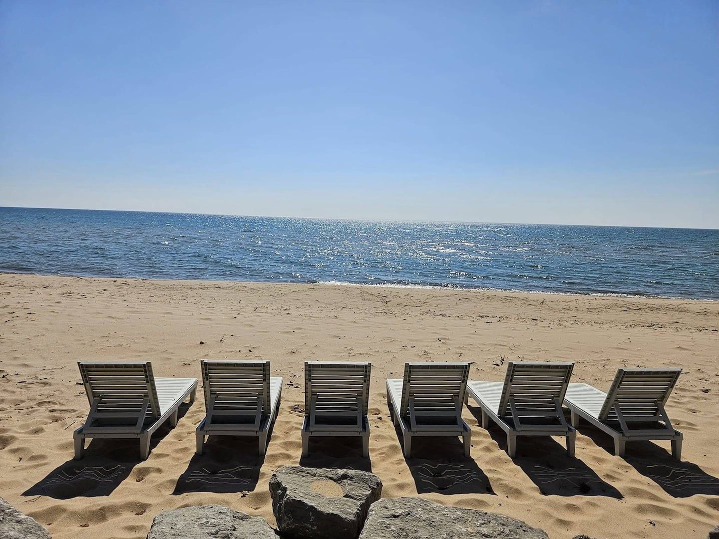 På stranden
