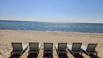 På stranden