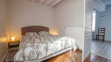 1 dormitorio, tabla de planchar con plancha, cuna de viaje y wifi gratis