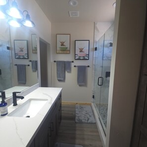 Bathroom - Fresh new Cabin, 3 BR, Family-friendly, White Mountain Escape (Overgaard)