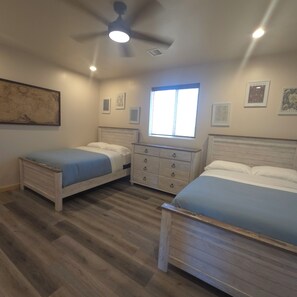 Room - Fresh new Cabin, 3 BR, Family-friendly, White Mountain Escape (Overgaard)