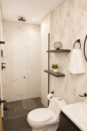 Deluxe-Apartment, Stadtblick | Badezimmer | Dusche, Haartrockner, Handtücher