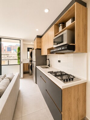 Deluxe-Apartment, Stadtblick | Eigene Küche | Großer Kühlschrank, Mikrowelle, Herdplatte, Geschirrspüler