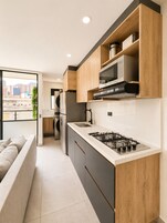 Cafetera/tetera, refrigerador con freezer, microondas, placa de cocina