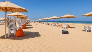 Plage, chaises longues