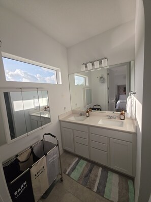 Bathroom - Lakefront Furnished 3BR, 2-Car Garage (Greenacres)