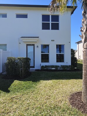 Exterior - Lakefront Furnished 3BR, 2-Car Garage (Greenacres)