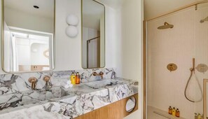 Douche, sèche-cheveux, serviettes fournies, savon