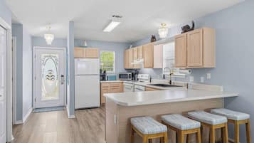 Coffee/tea maker, fridge, microwave, oven