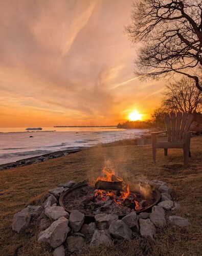 Directly on the Lake Erie with Private Lake Entrance! Kayaks, BBQ + Firepit
