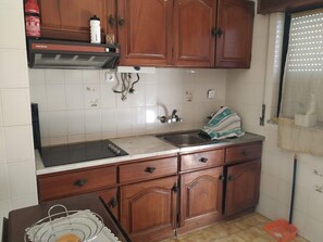 Private kitchen - Honest 1-bedroom townhome in welcoming Albufeira near the beach (Albufeira)
