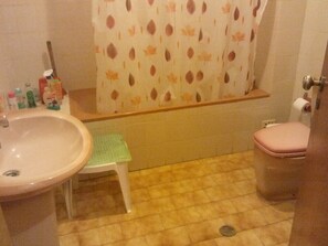Bathroom - Honest 1-bedroom townhome in welcoming Albufeira near the beach (Albufeira)