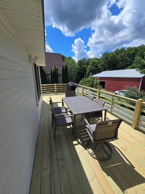Outdoor dining - 3BR near Acadia & Bar Harbor sleeps 8 - AC - WiFi - Deck (Ellsworth)