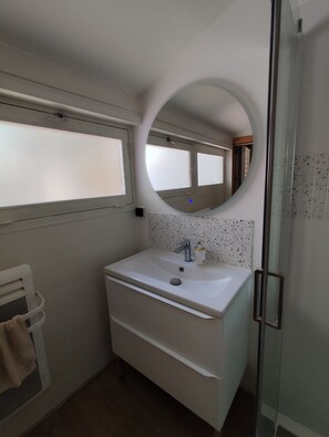 Shower, hair dryer, towels, soap - Fantastic 2-bedroom condo with AC in charming Nîmes near Station and town (Nîmes)