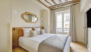 Escritorio, tabla de planchar con plancha, wifi gratis y ropa de cama