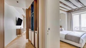 Ein modernes Hotelzimmer mit Bett, Fernseher und Balkon mit Blick.