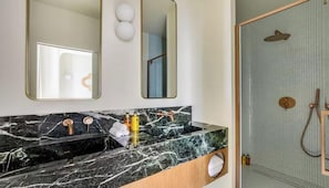 Shower, hair dryer, towels, soap - LOCATED ON THE PRESTIGIOUS RUE DAUPHINE IN THE HEART OF SAINT-GERMAIN (Paris)