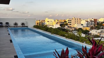 2 outdoor pools