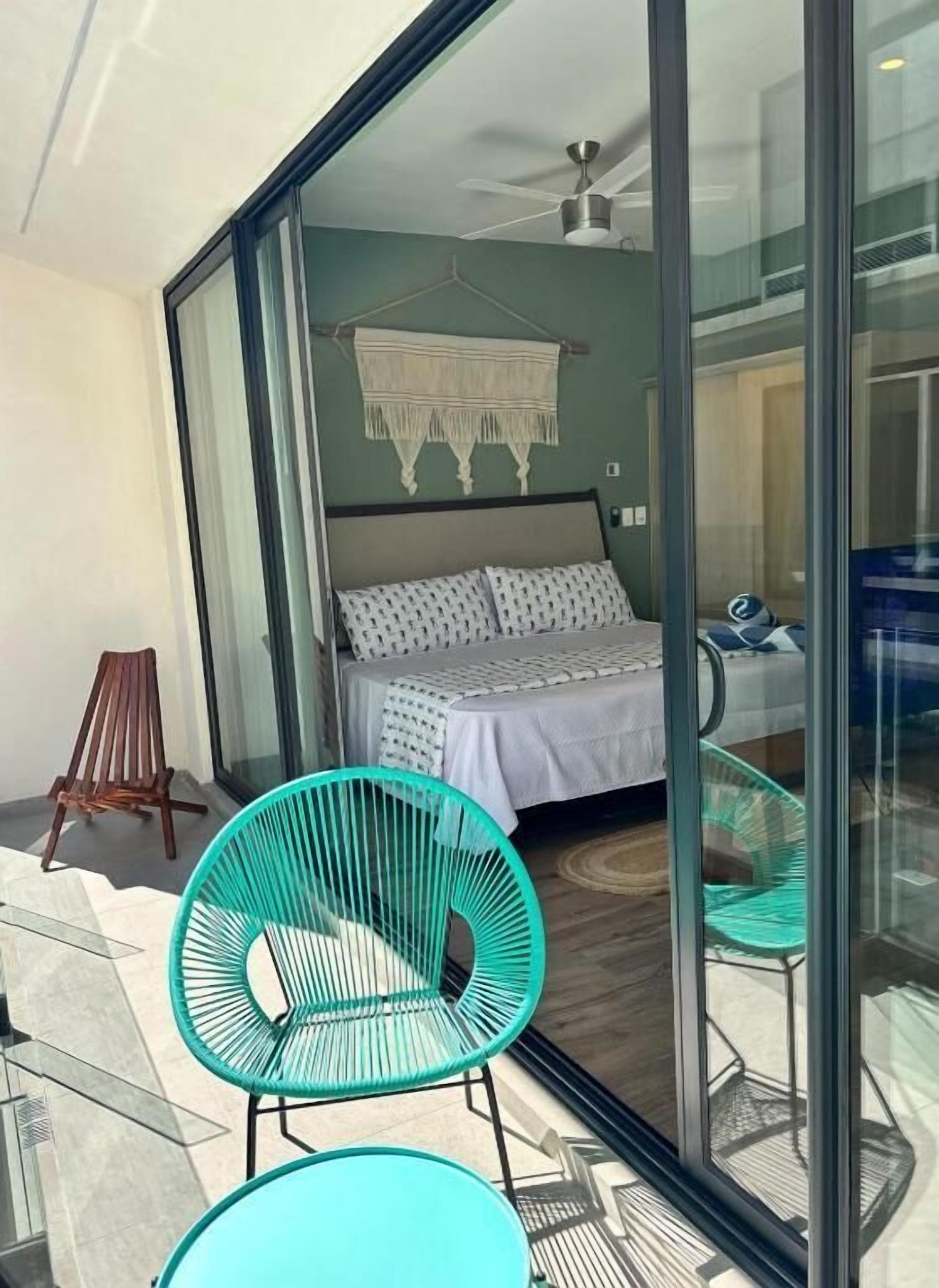Deluxe studio, balkon, uitzicht op zwembad | Een kluis op de kamer, een strijkplank/strijkijzer, gratis wifi
