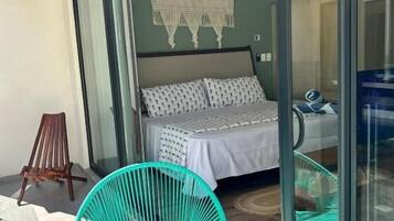 Deluxe studio, balkon, uitzicht op zwembad | Een kluis op de kamer, een strijkplank/strijkijzer, gratis wifi