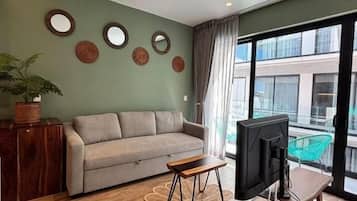 Deluxe Studio, Balcony, Pool View | Living area