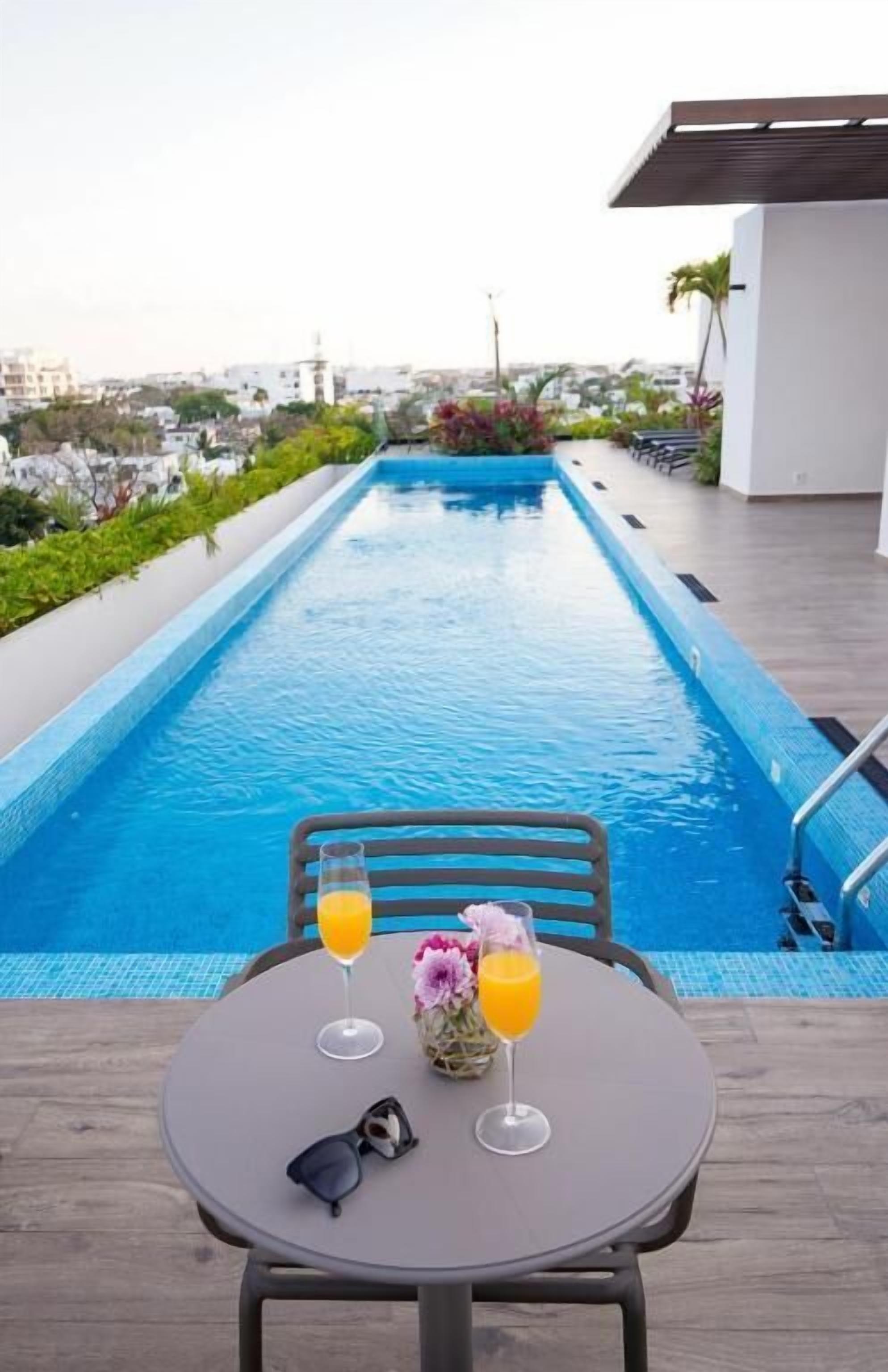 Deluxe-Studio, Balkon, Poolblick | Pool | 2 Außenpools