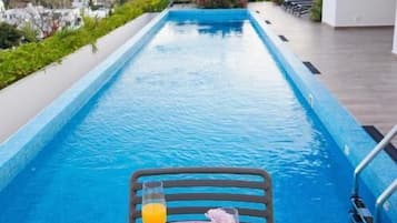 Deluxe-Studio, Balkon, Poolblick | Pool | 2 Außenpools