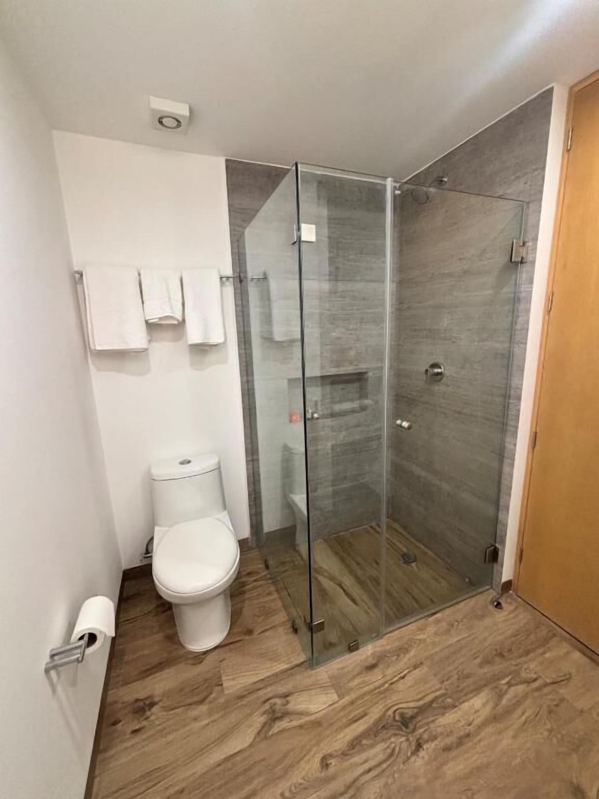 Deluxe-Studio, Balkon, Poolblick | Badezimmer