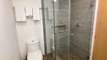 Deluxe-Studio, Balkon, Poolblick | Badezimmer